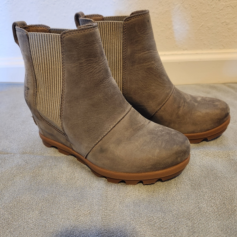 Sorel leather wedge boots size 6